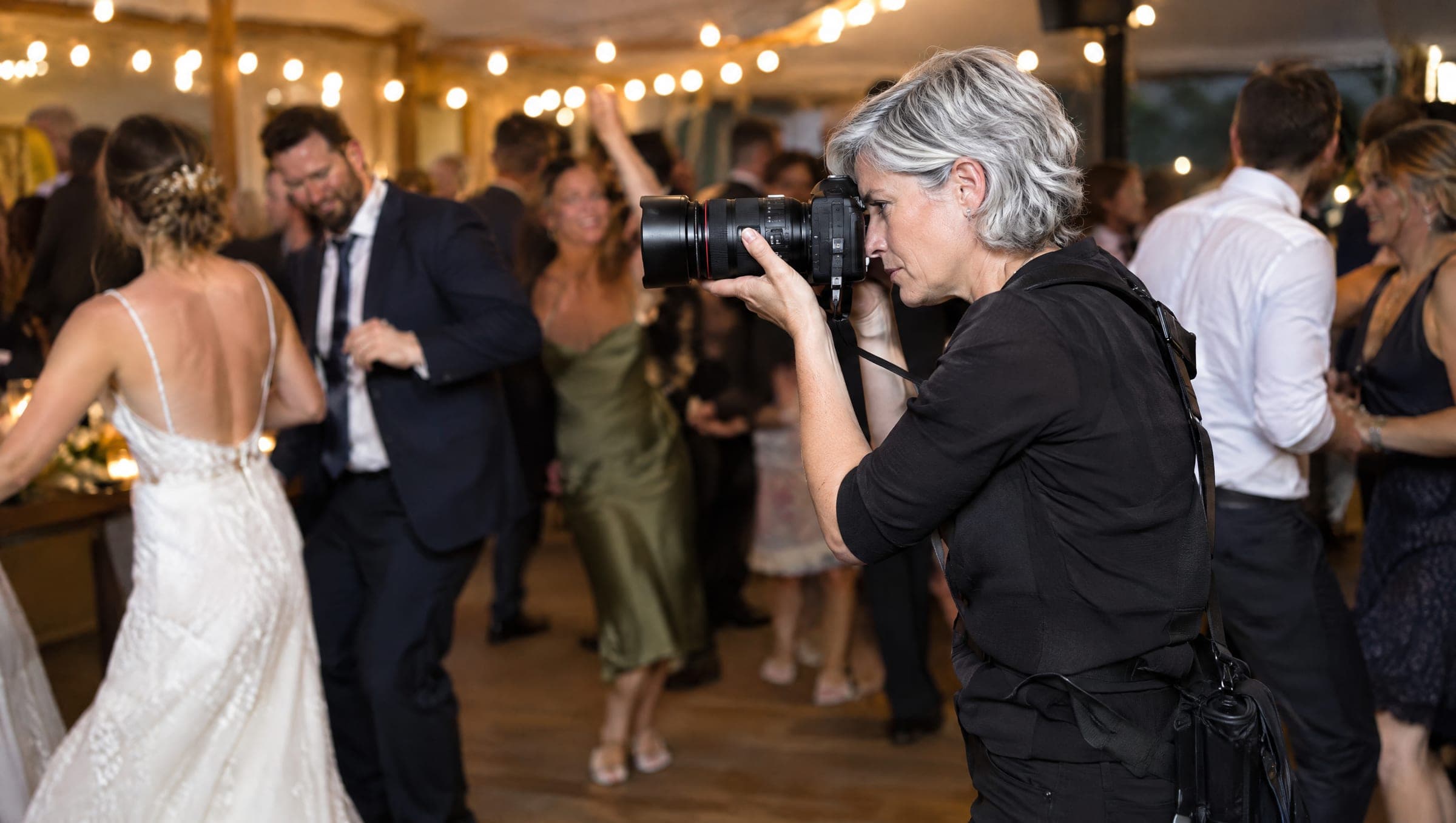 Fotografkinja snima na svadbi